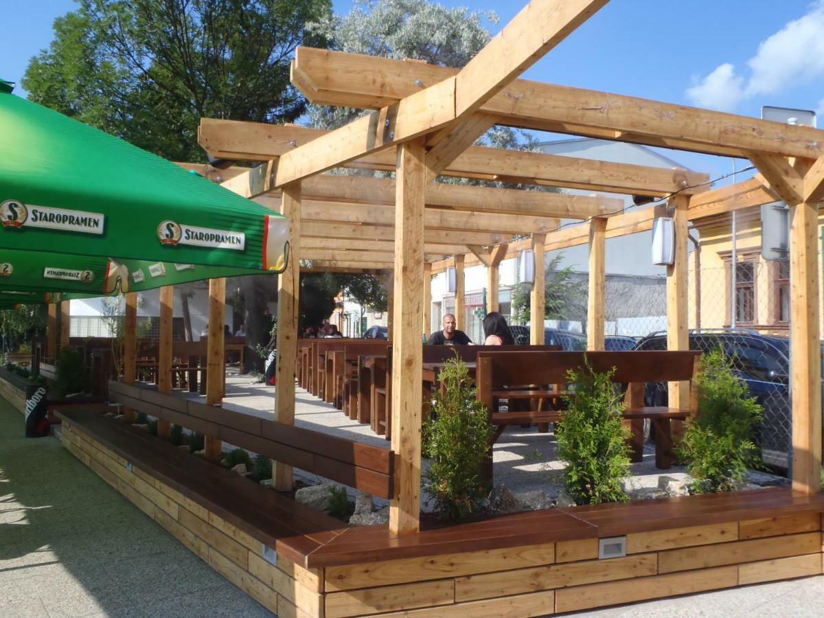 Victoria - Penzion & Restaurant Зволен Екстериор снимка